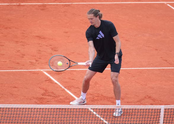 Alexander Zverev trains on an outdoor court, Training Copyright: xJuergenxHasenkopfx