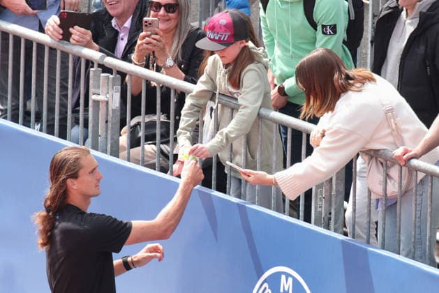 Alexander Zverev signs autographs after his training session Copyright: xJuergenxHasenkopfx