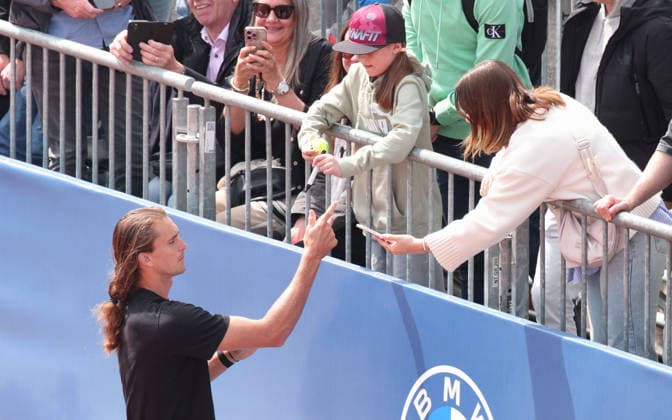 Alexander Zverev signs autographs after his training session Copyright: xJuergenxHasenkopfx