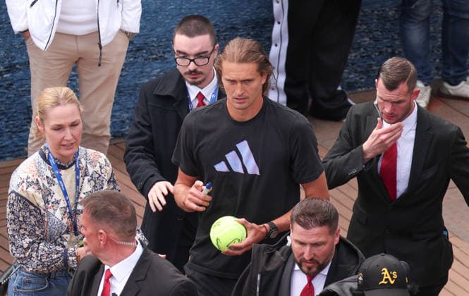 Alexander Zverev signs autographs after his training session Copyright: xJuergenxHasenkopfx