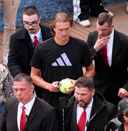 Alexander Zverev signs autographs after his training session Copyright: xJuergenxHasenkopfx