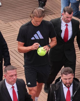 Alexander Zverev signs autographs after his training session Copyright: xJuergenxHasenkopfx