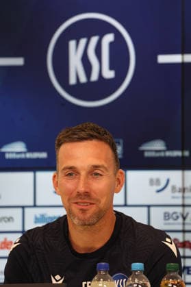 16 04 2026, xrekx, Fußball 2 Bundesliga , Karlsruher SC Pressekonferenz v l Christian Eichner Trainer Karlsruher SC DFL DFB REGULATIONS PROHIBIT ANY USE OF PHOTOGRAPHS as IMAGE SEQUENCES and or QUASI VIDEO Karlsruhe