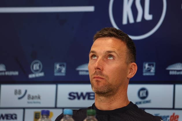 16 04 2026, xrekx, Fußball 2 Bundesliga , Karlsruher SC Pressekonferenz v l Christian Eichner Trainer Karlsruher SC DFL DFB REGULATIONS PROHIBIT ANY USE OF PHOTOGRAPHS as IMAGE SEQUENCES and or QUASI VIDEO Karlsruhe