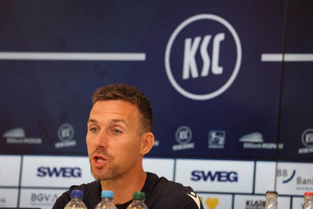 16 04 2026, xrekx, Fußball 2 Bundesliga , Karlsruher SC Pressekonferenz v l Christian Eichner Trainer Karlsruher SC DFL DFB REGULATIONS PROHIBIT ANY USE OF PHOTOGRAPHS as IMAGE SEQUENCES and or QUASI VIDEO Karlsruhe