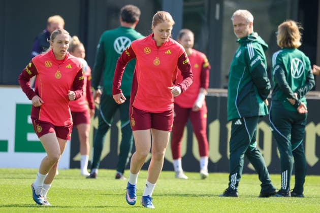 Herzogenaurach, Germany 16 April 2026 Preparation for the Womens World Cup qualifier Austria vs Germany Training in Herzogenaurach In the picture from left Elisa Senß Senss Germany and Sjoeke Nüsken Nuesken Germany Copyright: HMBxMedia MadeleinexFantini