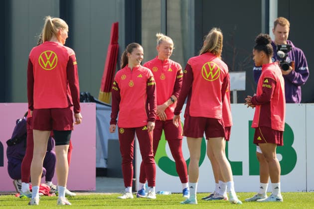 Herzogenaurach, Germany 16 April 2026 Preparation for the womens World Cup qualifier Austria vs. Germany Training in Herzogenaurach In the picture from left the second Sarah Mattner Trembleau Germany and Lea Schüller Schueller Germany with their teammates Copyright: HMBxMedia MadeleinexFantini