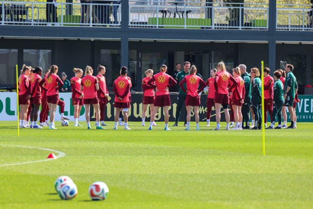Herzogenaurach, Germany 16 April 2026 Preparation for the womens World Cup qualifier Austria vs. Germany Training in Herzogenaurach Pictured The players of the German womens national soccer team in the team circle for the team meeting Copyright: HMBxMedia MadeleinexFantini