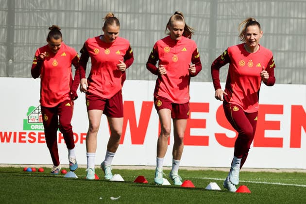 Herzogenaurach, Germany 16 April 2026 Preparation for the Womens World Cup Qualifier Austria vs Germany Training in Herzogenaurach Pictured from left Carlotta Wamser Germany , Jella Veit Germany , Vivien Endemann Germany and Sarai Linder Germany Copyright: HMBxMedia MadeleinexFantini