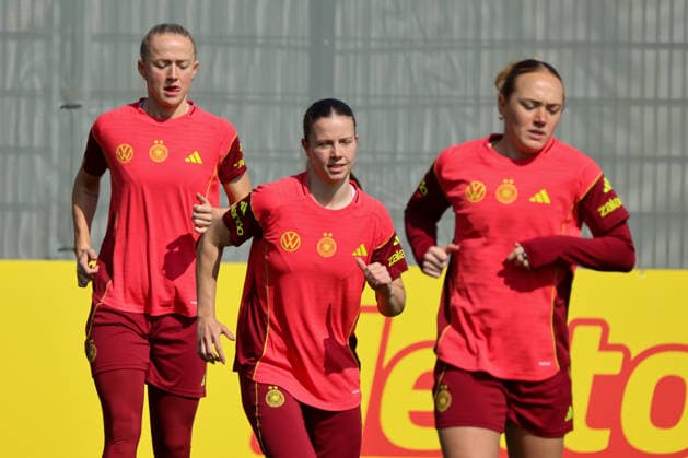 Herzogenaurach, Germany 16 April 2026 Preparation for the Womens World Cup qualifier Austria vs Germany Training in Herzogenaurach In the picture from left Lea Schüller Schueller Germany , Sarah Mattner Trembeau Germany and Lisanne Gräwe Graewe Germany Copyright: HMBxMedia MadeleinexFantini