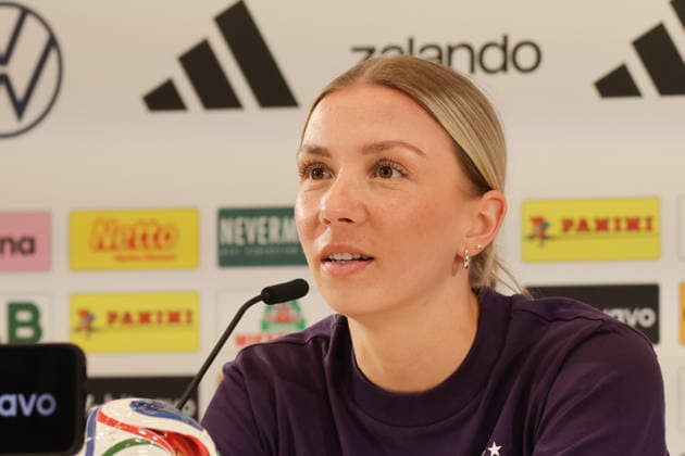 16 04 2026, xgrfx, Football DFB Media Dates, German Womens National Team Training v l Elisa Senß German Womens National Team DFL DFB REGULATIONS PROHIBIT ANY USE OF PHOTOGRAPHS as IMAGE SEQUENCES and or QUASI VIDEO Herzogenaurach