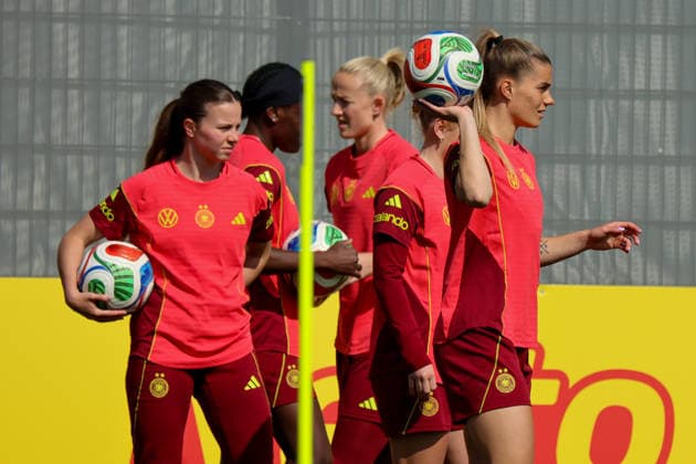 Herzogenaurach, Germany 16 April 2026 Preparation for the Womens World Cup qualifier Austria vs Germany Training in Herzogenaurach In the picture from left Sarah Mattner Trembleau Germany Copyright: HMBxMedia MadeleinexFantini