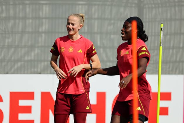 Herzogenaurach, Germany 16 April 2026 Preparation for the Womens World Cup qualifier Austria vs Germany Training in Herzogenaurach Pictured from left Lea Schüller Schueller Germany and Nicole Anyomi Germany Copyright: HMBxMedia MadeleinexFantini