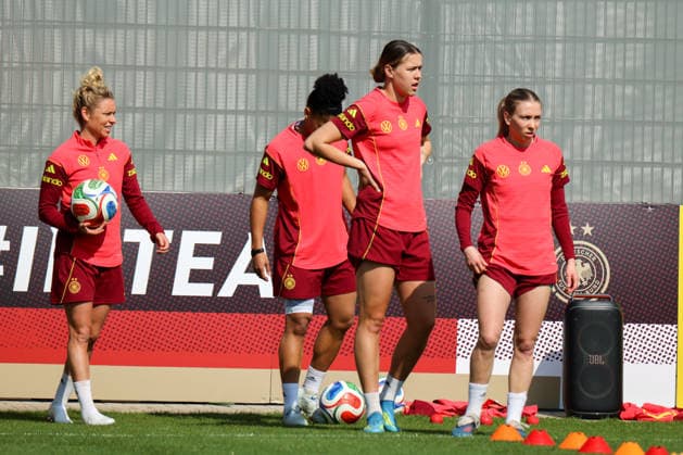 Herzogenaurach, Germany 16 April 2026 Preparation for the womens World Cup qualifier Austria vs. Germany Training in Herzogenaurach In the picture from left Linda Dallmann Germany , Larissa Mühlhaus Muehlhaus Germany and Elisa Senß Senss Germany Copyright: HMBxMedia MadeleinexFantini