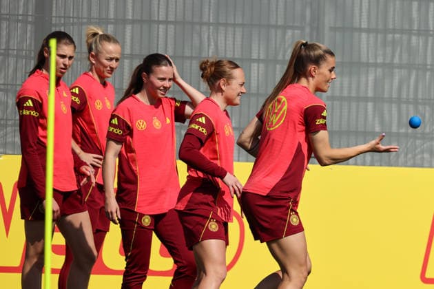 Herzogenaurach, Germany 16 April 2026 Preparation for the Womens World Cup Qualifier Austria vs Germany Training in Herzogenaurach Pictured from left Jule Brand Germany , Lea Schüller Schueller Germany , Sarah Mattner Trembleau Germany , Lisanne Gräwe Graewe Germany and Selina Cerci Germany Copyright: HMBxMedia MadeleinexFantini