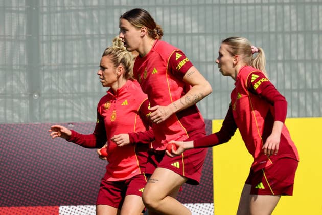 Herzogenaurach, Germany 16 April 2026 Preparation for the womens World Cup qualifier Austria vs. Germany Training in Herzogenaurach In the picture from left Linda Dallmann Germany , Larissa Mühlhaus Muehlhaus Germany and Elisa Senß Senss Germany Copyright: HMBxMedia MadeleinexFantini