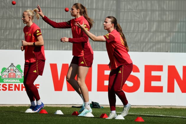 Herzogenaurach, Germany 16 April 2026 Preparation for the Womens World Cup qualifier Austria vs. Germany Training in Herzogenaurach In the picture from left Lea Schüller Schueller Germany , Jule Brand Germany and Sarah Mattner Trembleau Germany Copyright: HMBxMedia MadeleinexFantini