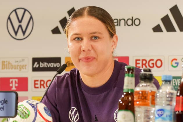 16 04 2026, xgrfx, Football DFB Media Dates, German Womens National Team Training v l Larissa Mühlhaus German Womens National Team DFL DFB REGULATIONS PROHIBIT ANY USE OF PHOTOGRAPHS as IMAGE SEQUENCES and or QUASI VIDEO Herzogenaurach