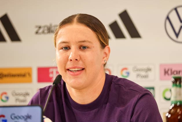 Herzogenaurach, Germany 16 April 2026 Preparation for the Womens World Cup qualifier Austria vs Germany Press conference in Herzogenaurach In the picture Larissa Mühlhaus Muehlhaus Germany at the press conference in Herzogenaurach Copyright: HMBxMedia MadeleinexFantini