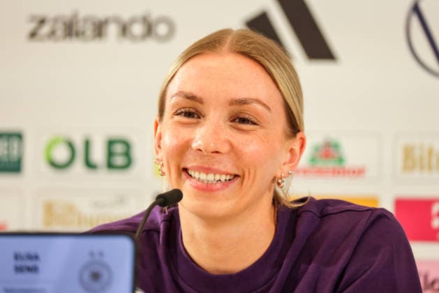 Herzogenaurach, Deutschland 16. April 2026: Vorbereitung auf das Frauen WM-Qualifikationsspiel Österreich vs. Deutschland - Pressekonferenz in Herzogenaurach Im Bild: Elisa Senß Senss (Deutschland) bei der Pressekonferenz in Herzogenaurach *** Herzogenaurach, Germany 16 April 2026 Preparation for the Womens World Cup qualifier Austria vs Germany Press conference in Herzogenaurach In the picture Elisa Senß Senss Germany at the press conference in Herzogenaurach Copyright: HMBxMedia MadeleinexFantini