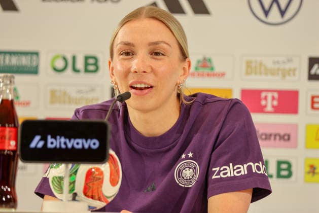 Herzogenaurach, Germany 16 April 2026 Preparation for the Womens World Cup qualifier Austria vs Germany Press conference in Herzogenaurach In the picture Elisa Senß Senss Germany at the press conference in Herzogenaurach Copyright: HMBxMedia MadeleinexFantini