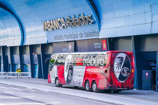 Spain Football UEFA Europa League 2025 2026, quarterfinal second leg Celta Vigo vs SC Freiburg Balaidos Vigo team bus, team bus, SC Freiburg, club logo, lettering scfreiburg, bus design, sponsors, advertising, economy, lettering JOBRAD, vehicle, arrival team, match day, UEFA Europa League, stadium, sports facility, Estadio Balaidos, exterior view, lettering ABANCA Balaidos, estadio municipal de balaidos, lettering CONCELLO DE VIGO, infrastructure, access road, security barrier, police, stewards, equipment, equipment, mobility Copyright: xJOERANxSTEINSIEKx