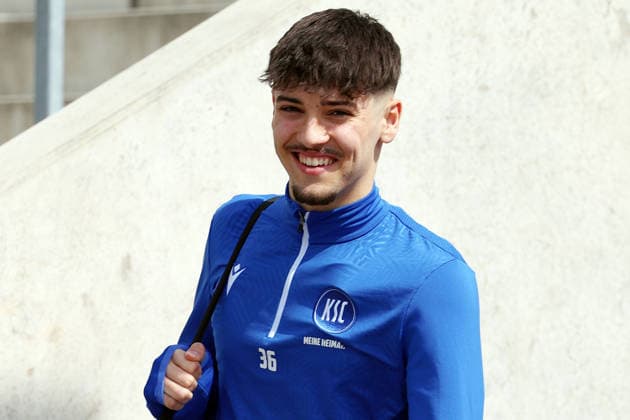 16 04 2026, xrekx, Fußball 2 Bundesliga , Karlsruher SC Training v l Rafael Pinto Pedrosa Karlsruher SC lacht, laechelt, positiv, zufrieden, laughs, smiles, positive, satisfied DFL DFB REGULATIONS PROHIBIT ANY USE OF PHOTOGRAPHS as IMAGE SEQUENCES and or QUASI VIDEO Karlsruhe