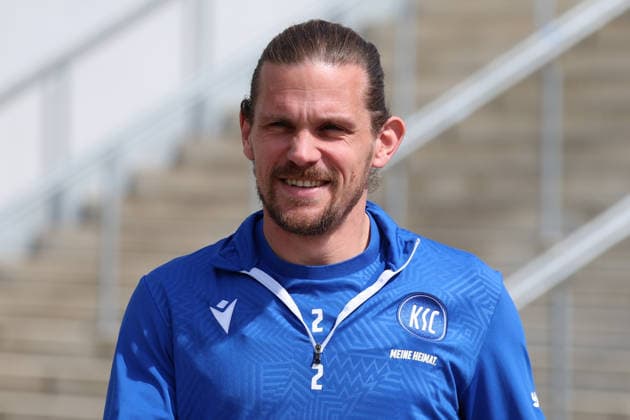 16 04 2026, xrekx, Fußball 2 Bundesliga , Karlsruher SC Training v l Sebastian Jung Karlsruher SC lacht, laechelt, positiv, zufrieden, laughs, smiles, positive, satisfied DFL DFB REGULATIONS PROHIBIT ANY USE OF PHOTOGRAPHS as IMAGE SEQUENCES and or QUASI VIDEO Karlsruhe