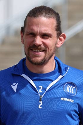 16 04 2026, xrekx, Fußball 2 Bundesliga , Karlsruher SC Training v l Sebastian Jung Karlsruher SC lacht, laechelt, positiv, zufrieden, laughs, smiles, positive, satisfied DFL DFB REGULATIONS PROHIBIT ANY USE OF PHOTOGRAPHS as IMAGE SEQUENCES and or QUASI VIDEO Karlsruhe