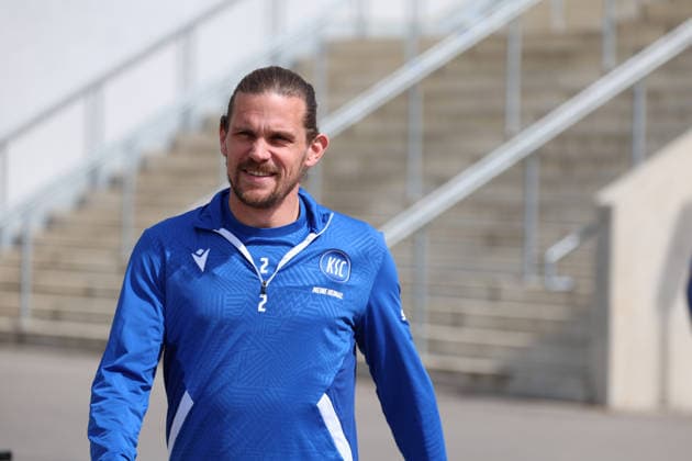 16 04 2026, xrekx, Fußball 2 Bundesliga , Karlsruher SC Training v l Sebastian Jung Karlsruher SC lacht, laechelt, positiv, zufrieden, laughs, smiles, positive, satisfied DFL DFB REGULATIONS PROHIBIT ANY USE OF PHOTOGRAPHS as IMAGE SEQUENCES and or QUASI VIDEO Karlsruhe