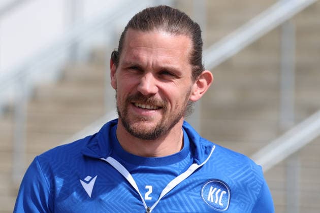 16 04 2026, xrekx, Fußball 2 Bundesliga , Karlsruher SC Training v l Sebastian Jung Karlsruher SC lacht, laechelt, positiv, zufrieden, laughs, smiles, positive, satisfied DFL DFB REGULATIONS PROHIBIT ANY USE OF PHOTOGRAPHS as IMAGE SEQUENCES and or QUASI VIDEO Karlsruhe