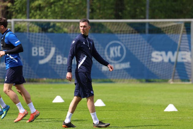 16 04 2026, xrekx, Fußball 2 Bundesliga , Karlsruher SC Training v l Christian Eichner Trainer Karlsruher SC DFL DFB REGULATIONS PROHIBIT ANY USE OF PHOTOGRAPHS as IMAGE SEQUENCES and or QUASI VIDEO Karlsruhe