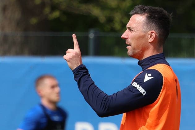 16 04 2026, xrekx, Fußball 2 Bundesliga , Karlsruher SC Training v l Christian Eichner Trainer Karlsruher SC gibt Anweisungen, gestikuliert, mit den Armen gestikulieren gives instructions, gesticulate DFL DFB REGULATIONS PROHIBIT ANY USE OF PHOTOGRAPHS as IMAGE SEQUENCES and or QUASI VIDEO Karlsruhe