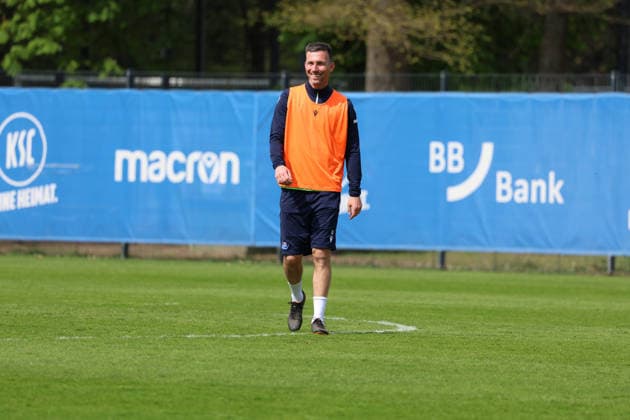 16 04 2026, xrekx, Fußball 2 Bundesliga , Karlsruher SC Training v l Christian Eichner Trainer Karlsruher SC lacht, laechelt, positiv, zufrieden, laughs, smiles, positive, satisfied DFL DFB REGULATIONS PROHIBIT ANY USE OF PHOTOGRAPHS as IMAGE SEQUENCES and or QUASI VIDEO Karlsruhe