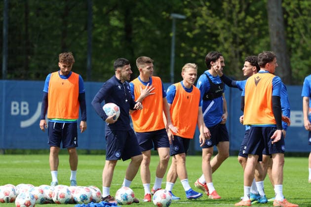 16 04 2026, xrekx, Fußball 2 Bundesliga , Karlsruher SC Training v l Fabian Schleusener Karlsruher SC Marvin Wanitzek Karlsruher SC Andreas Müller Mueller Karlsruher SC DFL DFB REGULATIONS PROHIBIT ANY USE OF PHOTOGRAPHS as IMAGE SEQUENCES and or QUASI VIDEO Karlsruhe