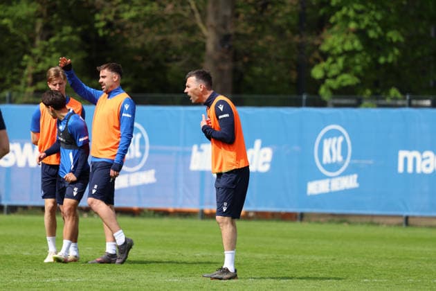 16 04 2026, xrekx, Fußball 2 Bundesliga , Karlsruher SC Training v l Christian Eichner Trainer Karlsruher SC DFL DFB REGULATIONS PROHIBIT ANY USE OF PHOTOGRAPHS as IMAGE SEQUENCES and or QUASI VIDEO Karlsruhe