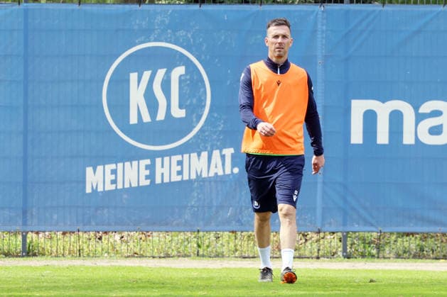 16 04 2026, xrekx, Fußball 2 Bundesliga , Karlsruher SC Training v l Christian Eichner Trainer Karlsruher SC DFL DFB REGULATIONS PROHIBIT ANY USE OF PHOTOGRAPHS as IMAGE SEQUENCES and or QUASI VIDEO Karlsruhe