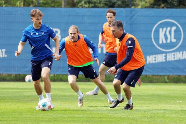 16 04 2026, xrekx, Fußball 2 Bundesliga , Karlsruher SC Training v l Niclas Dühring Duering Karlsruher SC Sebastian Jung Karlsruher SC Christoph Kobald Karlsruher SC Christian Eichner Trainer Karlsruher SC DFL DFB REGULATIONS PROHIBIT ANY USE OF PHOTOGRAPHS as IMAGE SEQUENCES and or QUASI VIDEO Karlsruhe