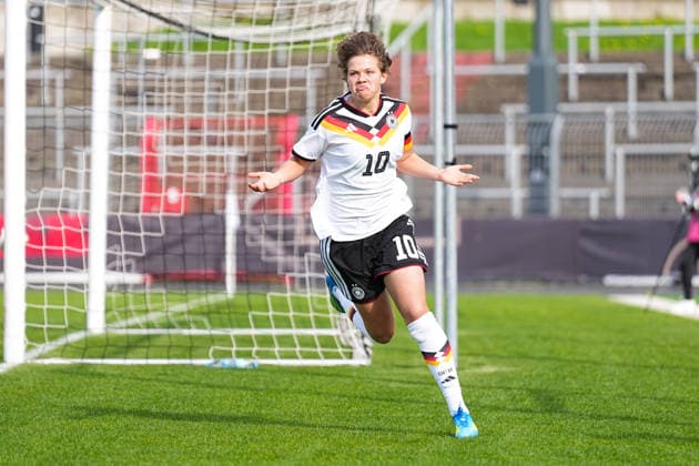 16 04 2026, xydrx, Football, International match, European Championship Qualification U19 Women, Germany France, Uhlenkrug Stadium Goal celebration after the goal to 1 0 for Germany by scorer Rosa Rueckert GER, 10 DFB regulations prohibit any use of photographs as image sequences and or quasi video Copyright: HMBxMedia YannisxDreimann