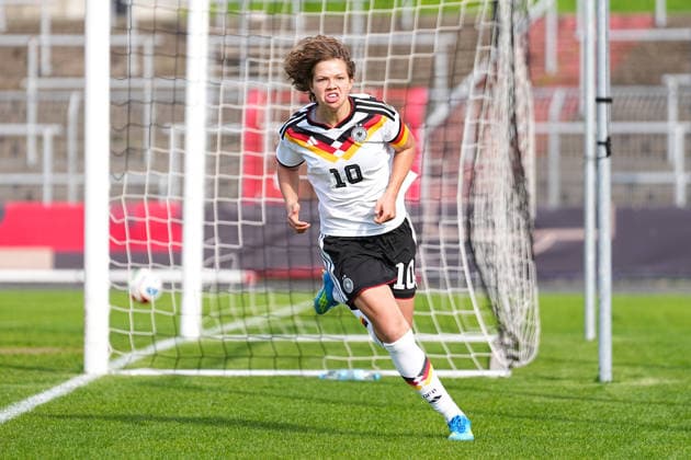 16 04 2026, xydrx, Football, International match, European Championship Qualification U19 Women, Germany France, Uhlenkrug Stadium Goal celebration after the goal to 1 0 for Germany by scorer Rosa Rueckert GER, 10 DFB regulations prohibit any use of photographs as image sequences and or quasi video Copyright: HMBxMedia YannisxDreimann