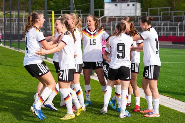 16 04 2026, xydrx, Soccer, International match, European Championship Qualification U19 Women, Germany France, Uhlenkrug Stadium Goal celebration after the goal to 1 0 for Germany by scorer Rosa Rueckert GER, 10 together with Lina Szaraz GER,4 and Felicia Straeßer GER, 2 Maj Schneider GER, 15 Leonie Koepp GER, 9 Laila Portella GER, 19 DFB regulations prohibit any use of photographs as image sequences and or quasi video Copyright: HMBxMedia YannisxDreimann