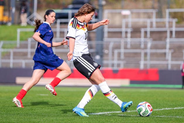 16 04 2026, Essen, Football, UEFA Womens UNDER 19 Championship qualification, Germany France, Stadion Uhlenkrug, Season 2025 2026 Goal celebration after the 1 0 goal by scorer Rosa Rückert Germany U19 10 DFB regulations prohibit any use of photographs as image sequences and or quasi video North Rhine-Westphalia Germany