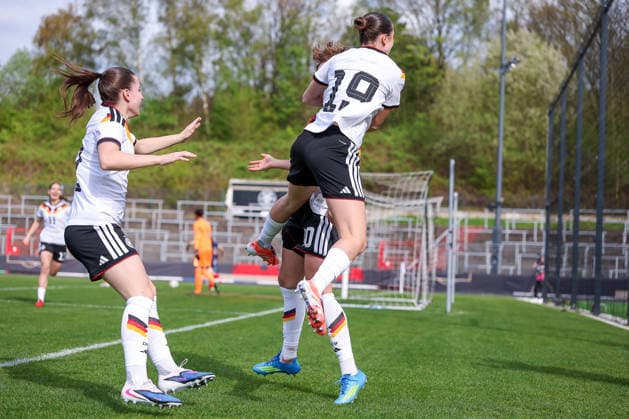 16 04 2026, Essen, Football, UEFA Womens UNDER 19 Championship qualification, Germany France, Stadion Uhlenkrug, Season 2025 2026 Goal celebration after the goal to 1 0 by scorer Rosa Rückert Germany U19 10 together with Lotta Wrede Germany U19 08 Laila Portella Germany U19 19 DFB regulations prohibit any use of photographs as image sequences and or quasi video Nordrhein Westfalen Germany