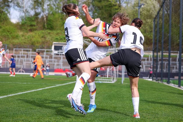 16 04 2026, Essen, Football, UEFA Womens UNDER 19 Championship qualification, Germany France, Stadion Uhlenkrug, Season 2025 2026 Goal celebration after the goal to 1 0 by scorer Rosa Rückert Germany U19 10 together with Lotta Wrede Germany U19 08 Laila Portella Germany U19 19 DFB regulations prohibit any use of photographs as image sequences and or quasi video Nordrhein Westfalen Germany