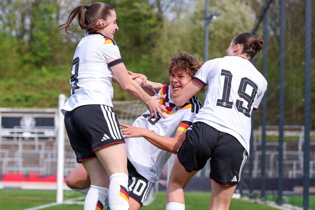 16 04 2026, Essen, Football, UEFA Womens UNDER 19 Championship qualification, Germany France, Stadion Uhlenkrug, Season 2025 2026 Goal celebration after the goal to 1 0 by scorer Rosa Rückert Germany U19 10 together with Lotta Wrede Germany U19 08 Laila Portella Germany U19 19 DFB regulations prohibit any use of photographs as image sequences and or quasi video Nordrhein Westfalen Germany