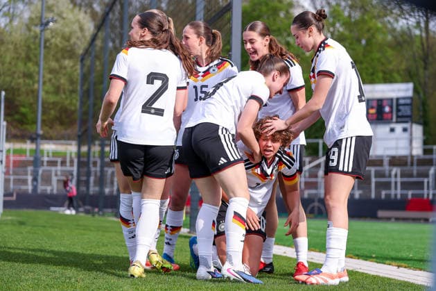 16 04 2026, Essen, Football, UEFA Womens UNDER 19 Championship qualification, Germany France, Stadion Uhlenkrug, Season 2025 2026 Goal celebration after the goal to 1 0 by scorer Rosa Rückert Germany U19 10 together with Lotta Wrede Germany U19 08 Laila Portella Germany U19 19 DFB regulations prohibit any use of photographs as image sequences and or quasi video Nordrhein Westfalen Germany