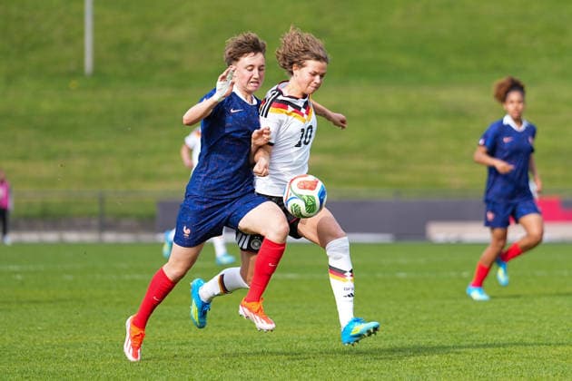 16 04 2026, xydrx, Football, International, European Championship Qualification U19 Women, Germany France, Uhlenkrug Stadium Juliane Denizot FRA, 4 in duel against Rosa Rueckert GER, 10 DFB regulations prohibit any use of photographs as image sequences and or quasi video Copyright: HMBxMedia YannisxDreimann