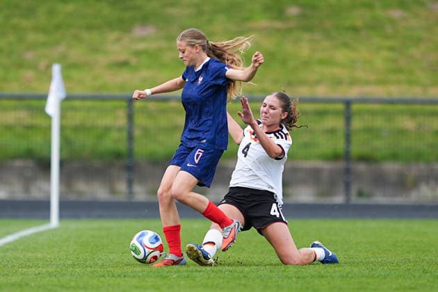 16 04 2026, xydrx, Football, International, European Championship Qualification U19 Women, Germany France, Uhlenkrug Stadium Rosalie Chaine FRA, 6 in duel against Lina Szaraz GER,4 DFB regulations prohibit any use of photographs as image sequences and or quasi video Copyright: HMBxMedia YannisxDreimann
