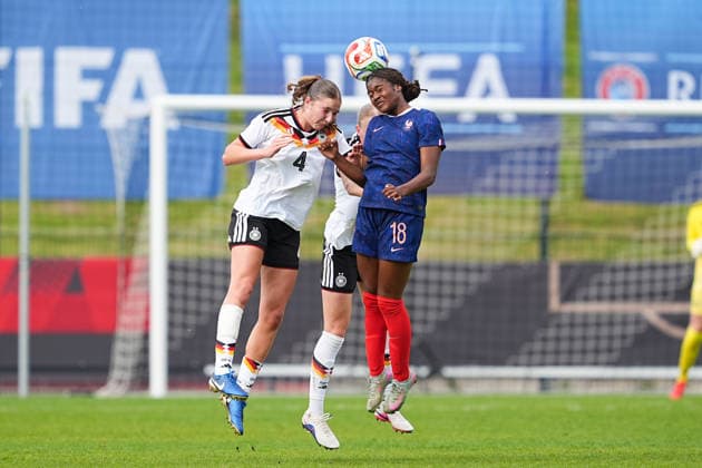 16 04 2026, xydrx, Football, International, European Championship Qualification U19 Women, Germany France, Uhlenkrug Stadion Lina Szaraz GER,4 and Luzie Zaehringer GER, 5 in a duel against Lea Morissaint FRA, 18 DFB regulations prohibit any use of photographs as image sequences and or quasi video Copyright: HMBxMedia YannisxDreimann
