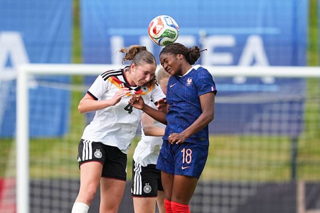 16 04 2026, xydrx, Football, International, European Championship Qualification U19 Women, Germany France, Uhlenkrug Stadion Lina Szaraz GER,4 and Luzie Zaehringer GER, 5 in a duel against Lea Morissaint FRA, 18 DFB regulations prohibit any use of photographs as image sequences and or quasi video Copyright: HMBxMedia YannisxDreimann